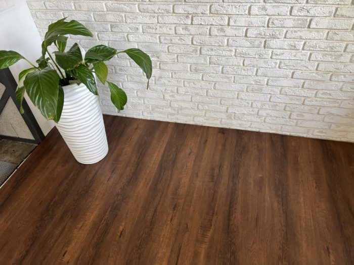 Виниловый ламинат Quartzwood Dub Liberty.