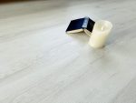 Виниловый ламинат с текстурой дуба.