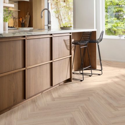 Модульный виниловый пол в стиле блэкджек дуба 22210 Moduleo Lay Red Herringbone.