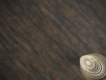 Виниловая плитка с дубовым узором.