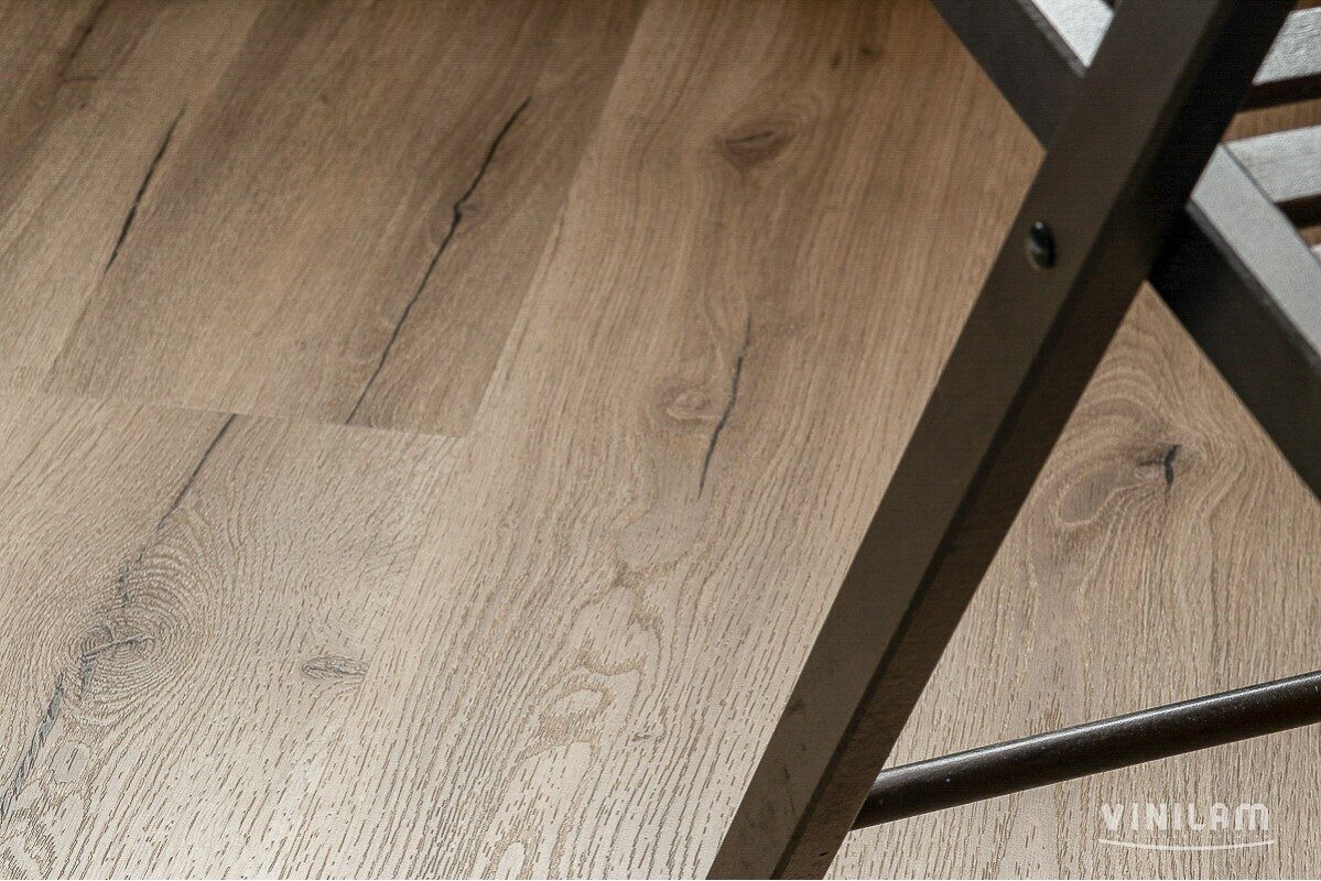 vinilovyy_laminat_vinilam_click_8838_dub_damp_43_klass_4_mm.jpg